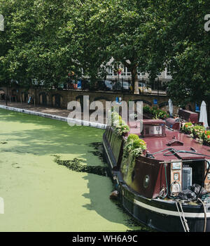 London, Großbritannien - 18 Juli, 2019: Blick auf die Wasserseite boot Cafe auf Regents Canal in Little Venice, London, einer ruhigen Gegend der Stadt, in der die Grand günstig Stockfoto