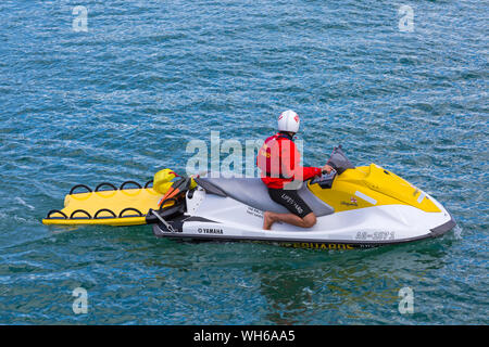 RNLI Rettungsschwimmer auf Jetski auf Patrouille in Bournemouth Strand während der Bournemouth Air Festival, Dorset UK im August Stockfoto