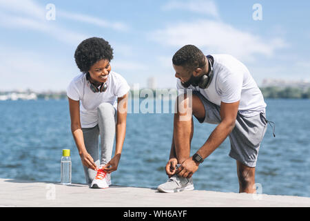 Afro Paar Schnürung Schuhe vorbereiten Für morgens joggen Außerhalb Stockfoto