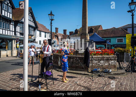 Kostenlose Unterhaltung auf dem Hauptplatz während der Arundel Festival im August Bank Holiday Montag, Arundel, West Sussex, England, Großbritannien Stockfoto