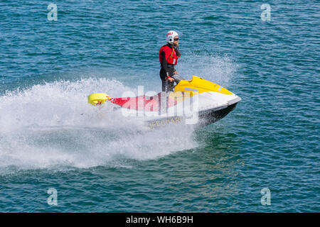 RNLI Rettungsschwimmer auf Jetski auf Patrouille in Bournemouth Strand während der Bournemouth Air Festival, Dorset UK im August Stockfoto