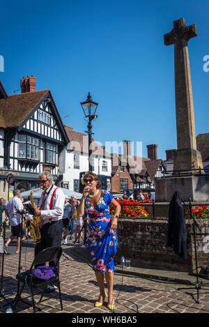 Kostenlose Unterhaltung auf dem Hauptplatz während der Arundel Festival im August Bank Holiday Montag, Arundel, West Sussex, England, Großbritannien Stockfoto