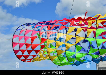 Farbband Kites. Runde, lange Bänder, auf Pole. Stockfoto