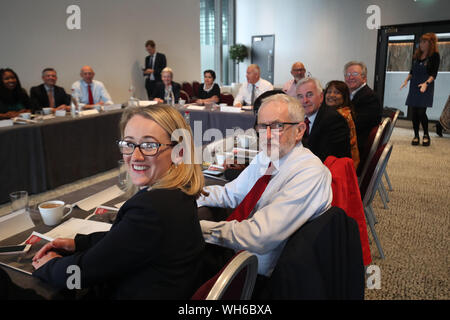 Der Führer der Jeremy Corbyn (Zweite links) mit Mitgliedern seiner Schatten Kabinett im Lowry Theater in den Quays, Salford, Manchester während ein Schatten Kabinettssitzung. Stockfoto