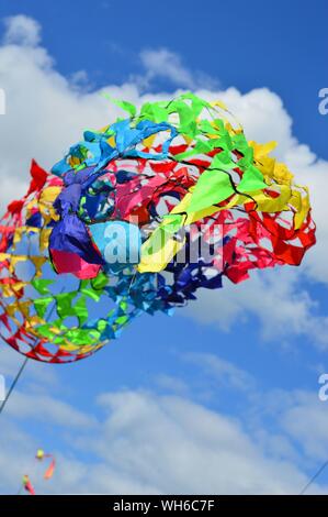 Farbband Kites. Runde, lange Bänder, auf Pole. Stockfoto