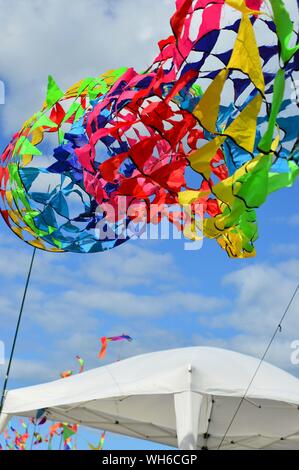 Farbband Kites. Runde, lange Bänder, auf Pole. Stockfoto