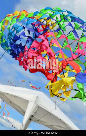 Farbband Kites. Runde, lange Bänder, auf Pole. Stockfoto