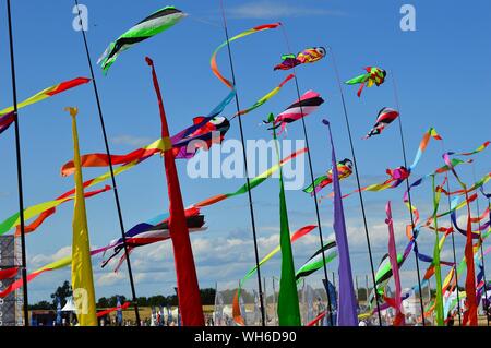 Farbband Kites. Runde, lange Bänder, auf Pole. Stockfoto