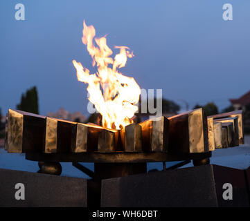 Ewigkeit Gedenkstätte - Flamme brennen am Denkmal Stockfoto