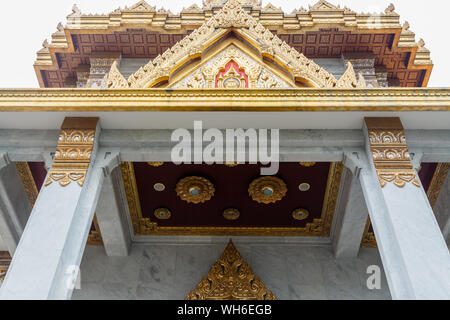 Architektonische Details der buddhistischen Tempel Wat Traimit, Bangkok, Thailand. Stockfoto