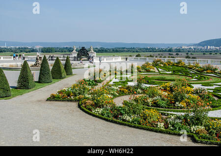 Tauchen Sie ein in die faszinierende Welt des Barock. Die Schönheit des Prinzen Eugen's Country Estate Schloss Hof Arbeit ihre besondere Magie! Stockfoto