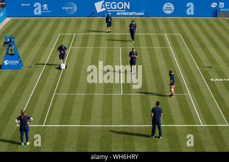 Aegon International 2017, Eastbourne, England. Gärtner Vorbereitung Center Court. Montag, 26, Juni, 2017 - Devonshire Park, Eastbourne, England. ( Stockfoto