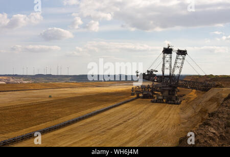 Riesigen Schaufelradbagger nehmen die Schichten der Boden vor dem Graben die Braunkohle. Stockfoto