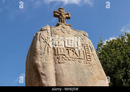 Menhir von Saint-Uzec zweitgrößte Menhir in Frankreich mit christlichen Symbolen Stockfoto