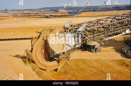 Riesigen Schaufelradbagger nehmen die Schichten der Boden vor dem Graben die Braunkohle. Der größte Tagebau Braunkohle Bergwerk in Europa. Kraftwerke ein Stockfoto