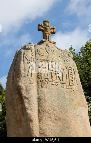 Menhir von Saint-Uzec zweitgrößte Menhir in Frankreich mit christlichen Symbolen Stockfoto