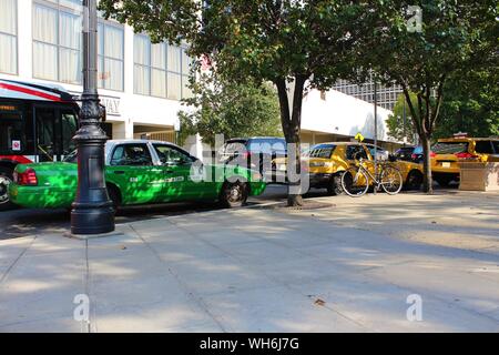 Newark, New Jersey - 15. August 2019: eine Warteschlange von Taxis Linie entlang der belebten, baumgesäumten, Market Street, nur außerhalb der Penn Station in Newark, NJ. Stockfoto