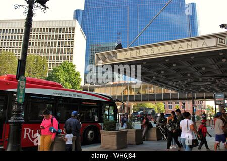 Newark, New Jersey - 15. August 2019: Authentische street view der Fußgängerzone Eingang in die geschäftige Pennsylvania Bahn und Bus station in Newark, NJ. Stockfoto