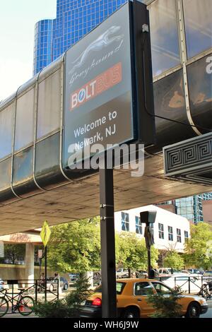Newark, New Jersey - 15. August 2019: "Willkommen bei Newark, NJ" Zeichen, dass steht außerhalb der Fußgängerzone Eingang zur Newark Penn Station. Stockfoto