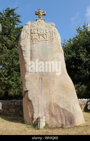 Menhir von Saint-Uzec zweitgrößte Menhir in Frankreich mit christlichen Symbolen Stockfoto