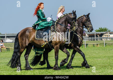 Schloss Hof Großes Pferdefest 2019 Große Equestrian Show auf Schloss Hof Schloss mit zwei Frauen reiten auf einer Seite Sattel Stockfoto