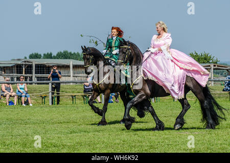 Schloss Hof Großes Pferdefest 2019 Große Equestrian Show auf Schloss Hof Schloss mit zwei Frauen reiten auf einer Seite Sattel Stockfoto