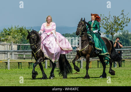 Schloss Hof Großes Pferdefest 2019 Große Equestrian Show auf Schloss Hof Schloss mit zwei Frauen reiten auf einer Seite Sattel Stockfoto