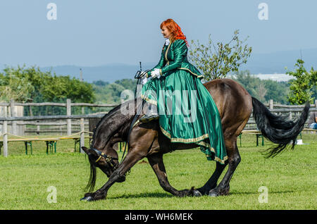 Schloss Hof Großes Pferdefest 2019 Große Equestrian Show auf Schloss Hof Schloss mit zwei Frauen reiten auf einer Seite Sattel Stockfoto