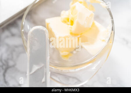 In der Nähe der weiche Butter in einem Glas prise Schüssel. Stockfoto
