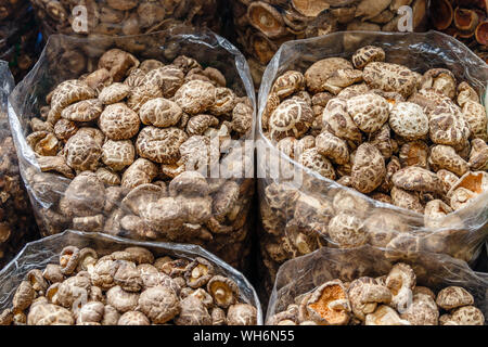 Getrocknete Shiitake-pilze in die Taschen zu einem Street Market in Bangkok Chinatown. Thailand. Stockfoto