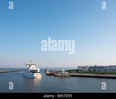Fähre von Insel opf Norderney kommt im Hafen von Norddeich Stockfoto