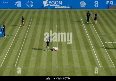 Aegon International 2017, Eastbourne, England. Gärtner Vorbereitung Center Court. Montag, 26, Juni, 2017 - Devonshire Park, Eastbourne, England. ( Stockfoto