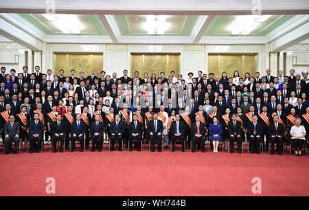 Peking, China. 02 Sep, 2019. Der chinesische Präsident Xi Jinping, auch Generalsekretär der Kommunistischen Partei Chinas (KPCH) und Vorsitzender der Zentralen Militärkommission, trifft sich mit Vertretern der 11. ordentliche Kongress des Roten Kreuzes Gesellschaft von China (Rcsc) in der Großen Halle des Volkes in Peking, der Hauptstadt von China, Sept. 2, 2019. Li Keqiang und Wang Huning, beide Mitglieder des Ständigen Ausschusses des Politbüros des Zentralkomitees der CPC, waren bei dem Treffen. Quelle: Xinhua/Alamy leben Nachrichten Stockfoto