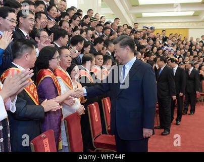 Peking, China. 02 Sep, 2019. Der chinesische Präsident Xi Jinping, auch Generalsekretär der Kommunistischen Partei Chinas (KPCH) und Vorsitzender der Zentralen Militärkommission, trifft sich mit Vertretern der 11. ordentliche Kongress des Roten Kreuzes Gesellschaft von China (Rcsc) in der Großen Halle des Volkes in Peking, der Hauptstadt von China, Sept. 2, 2019. Li Keqiang und Wang Huning, beide Mitglieder des Ständigen Ausschusses des Politbüros des Zentralkomitees der CPC, waren bei dem Treffen. Quelle: Xinhua/Alamy leben Nachrichten Stockfoto