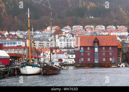 Bergen, Norwegen - 16 November 2017: Küsten Stadtbild mit Booten und Norwegen Fischerei Museum Fassade Stockfoto