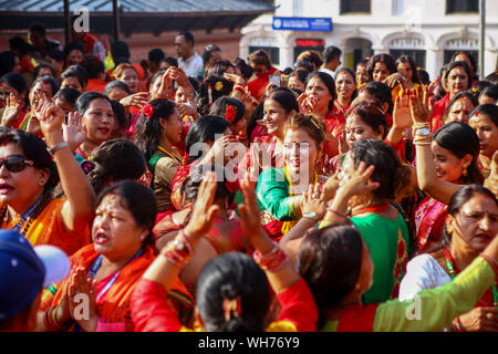 Kathmandu, Nepal. 02 Sep, 2019. Nepalesische hinduistischen Frauen singen und tanzen nach Gebete zu Gott Shiva, der hinduistische Gott der Zerstörung während des Festivals. Teej Festival ist ein Weibchen - nur Festival von hinduistischen Frauen gefeiert. Während des Festivals, Frauen fasten und beten für Ehe und Familie. Einzelne Frauen beten für eine verheißungsvolle Zukunft Ehe, während verheiratete Frauen für Eheglück beten. Das Festival ist vor allem in Indien gefeiert, aber Nepalesische Frauen auch Feiern Teej auf ihre ganz eigene Art und Weise. Credit: SOPA Images Limited/Alamy leben Nachrichten Stockfoto