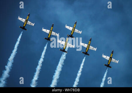 Breitling Acrobatic Display Team Flugzeuge fliegen gegen blu SKY Aero L-39 Albatros Stockfoto