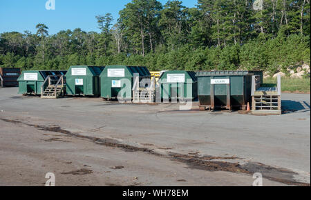 Single Stream Recycling Container für Glas, Kunststoff, Papier an Bourne integrierte Bewirtschaftung fester Abfälle auf Cape Cod, Massachusetts, USA Stockfoto