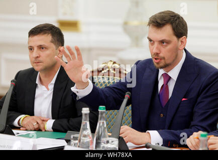 Kiew, Ukraine. 02 Sep, 2019. Premierminister Oleksiy Honcharuk (R) spricht während der Sitzung mit der Leitung des ukrainischen Parlaments, das Kabinett und die Strafverfolgung auf die Präsidentschaftswahlen Büro in Kiew. Credit: SOPA Images Limited/Alamy leben Nachrichten Stockfoto