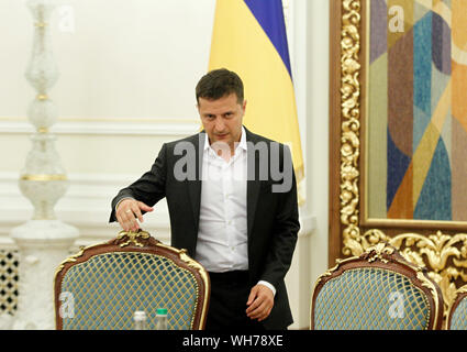 Kiew, Ukraine. 02 Sep, 2019. Präsident der Ukraine Volodymyr Zelensky (L) kommt während der Sitzung mit der Leitung des ukrainischen Parlaments, das Kabinett und die Strafverfolgung auf die Präsidentschaftswahlen Büro in Kiew. Credit: SOPA Images Limited/Alamy leben Nachrichten Stockfoto