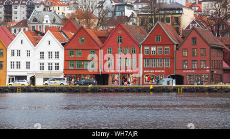 Bergen, Norwegen - 17. November 2017: traditionellen norwegischen Roten Holzhäuser in einer Reihe. Bergen Bryggen Stockfoto