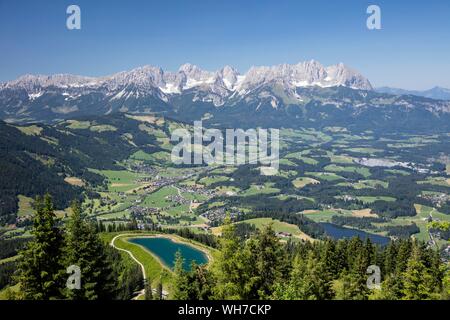 Blick vom Hahnenkamm Gipfel auf Beschlagnahme Reservoir und den Schwarzsee, in der Nähe von Kitzbühel, Wilder Kaiser, Kaisergebirge, Alpen, Tirol Stockfoto