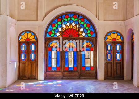 Bunte Glasfenster, Tabatabai Haus, kunstgegestände Windows, Kashan, Provinz Isfahan, Iran Stockfoto