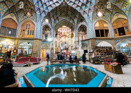 Zentraler Platz, Aminoddole PLAZA, mit Khan Amin al-Douleh Timche Dome, Alte Kashan Basar, Provinz Isfahan, Iran Stockfoto