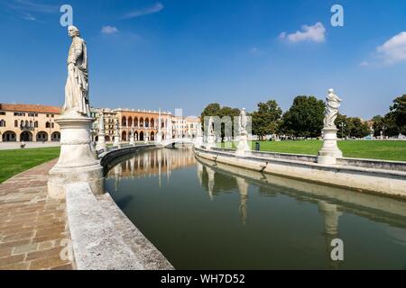 Platz Prato della Valle mit Canal, Padua, Venetien, Italien Stockfoto