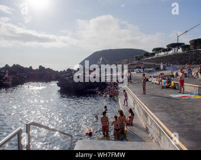 Poca das Frades, einem natürlichen Ocean Pool in Lisbon, Sao Jorge Island, Azoren Stockfoto