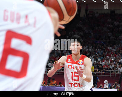 (190902)-BEIJING, Sept. 2, 2019 (Xinhua) - Zhou Qi von China konkurriert in der Gruppe ein Spiel zwischen China und Polen 2019 FIBA-Weltmeisterschaft in Peking, der Hauptstadt von China, am 2. September 2019. (Xinhua / Zhang Chenlin) Stockfoto