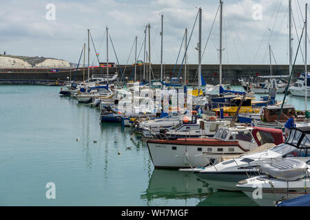 BRIGHTON, Sussex/UK - 31. August: Blick von Brighton Marina in Brighton, East Sussex am 31. August 2019. Ein unbekannter Mann Stockfoto