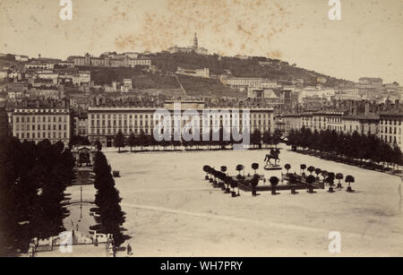 Vintage Foto von der Place Bellecour, Lyon, Frankreich, 1880s, 19. La Place Bellecour ist ein großer Platz im Zentrum von Lyon, Frankreich. In der Mitte ist ein Reiterstandbild von König Louis XIV. Stockfoto