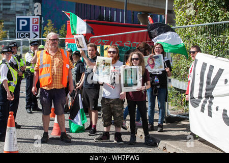 London, Großbritannien. 2. September, 2019. Aktivisten protestieren außerhalb ExCel London am ersten Tag der Woche - lange Proteste gegen DSEI 2019, der größten Waffen der Welt. Der erste Tag der kreativen Aktion wurde veranstaltet von den Aktivisten Aufruf für ein Verbot von Waffenlieferungen an Israel und Workshops, Referenten, Street Theater und Tanz. Israelische arme Unternehmen Anzeige Waffen zur Dsei vermarktet als "Kampf bewährt' nach der Bereitstellung gegen die palästinensischen Gemeinschaften. Credit: Mark Kerrison/Alamy leben Nachrichten Stockfoto